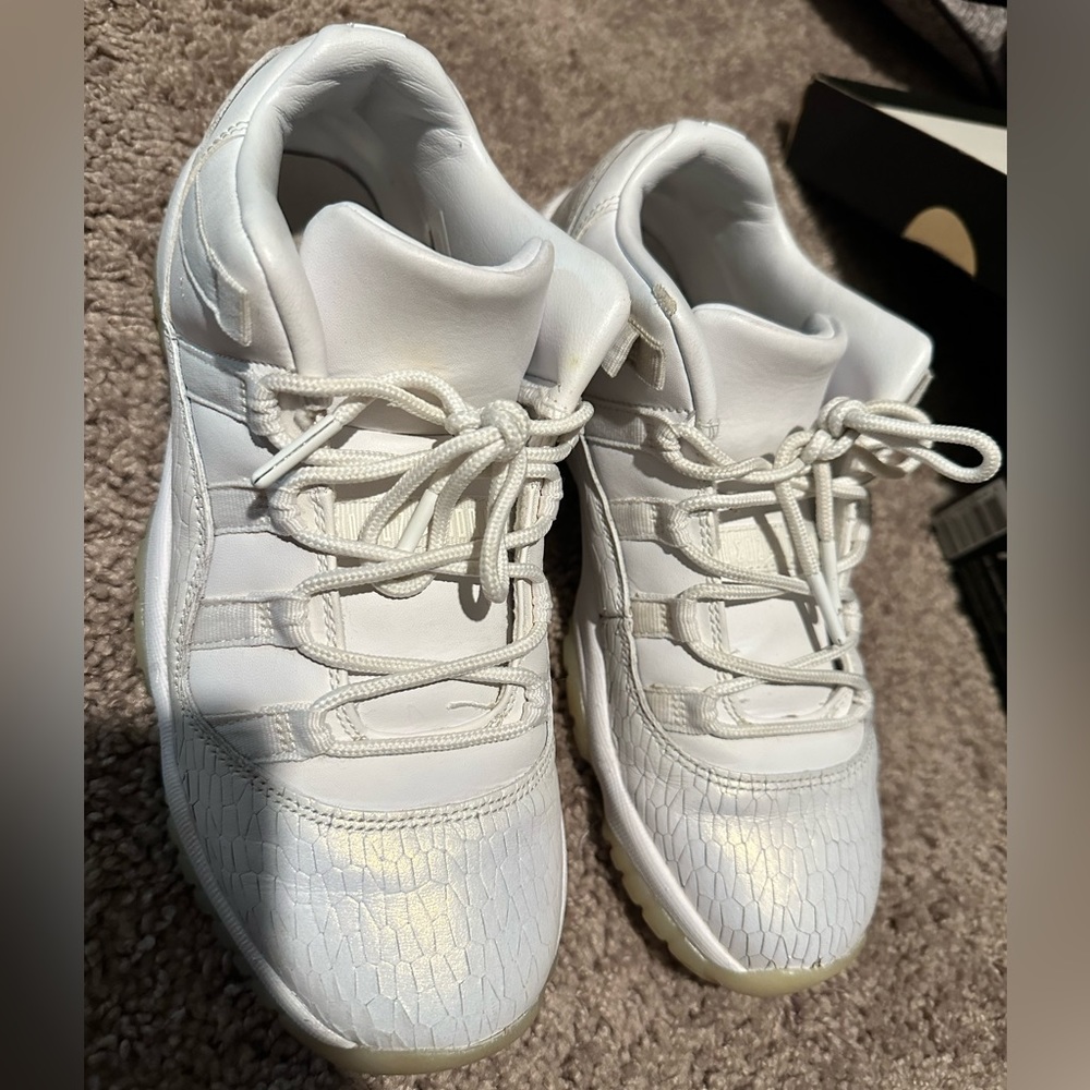 White Retro 11s 7Y in original box.